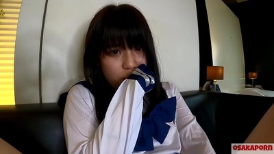 18-letnia Japonka z małymi cyckami tryska i osiąga orgazm dzięki pieprzeniu palcem i seks zabawce. Azjatka w szkolnym kostiumie cosplay robi loda na amatorskim wideo. Mao 7 OSAKAPORN.